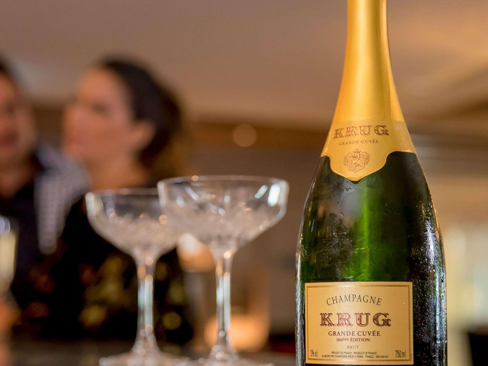 The William Inglis Mgallery Уоруик Фарм Екстериор снимка A bottle of Krug Champagne
