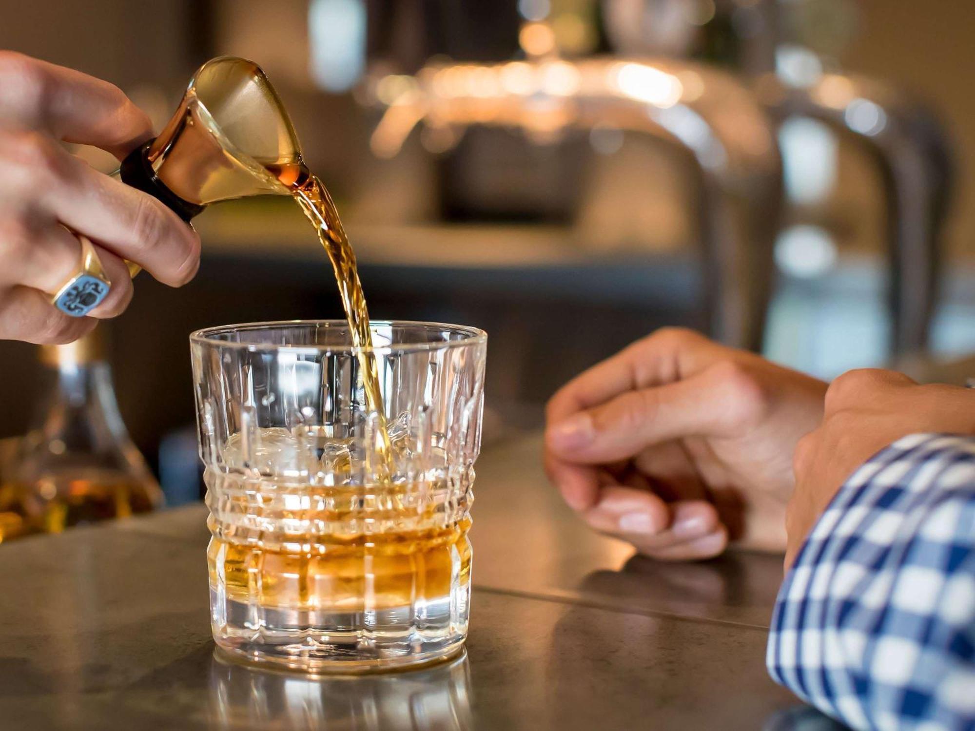 The William Inglis Mgallery Уоруик Фарм Екстериор снимка A bartender pouring a glass of Old Fashioned
