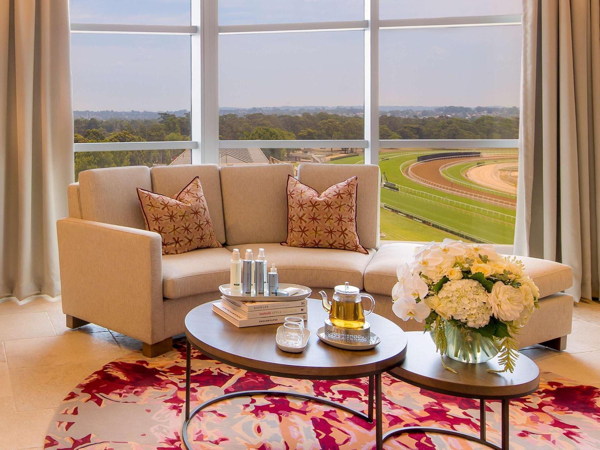 The William Inglis Mgallery Уоруик Фарм Екстериор снимка A view of the Meydan Grandstand from the Meydan Hotel
