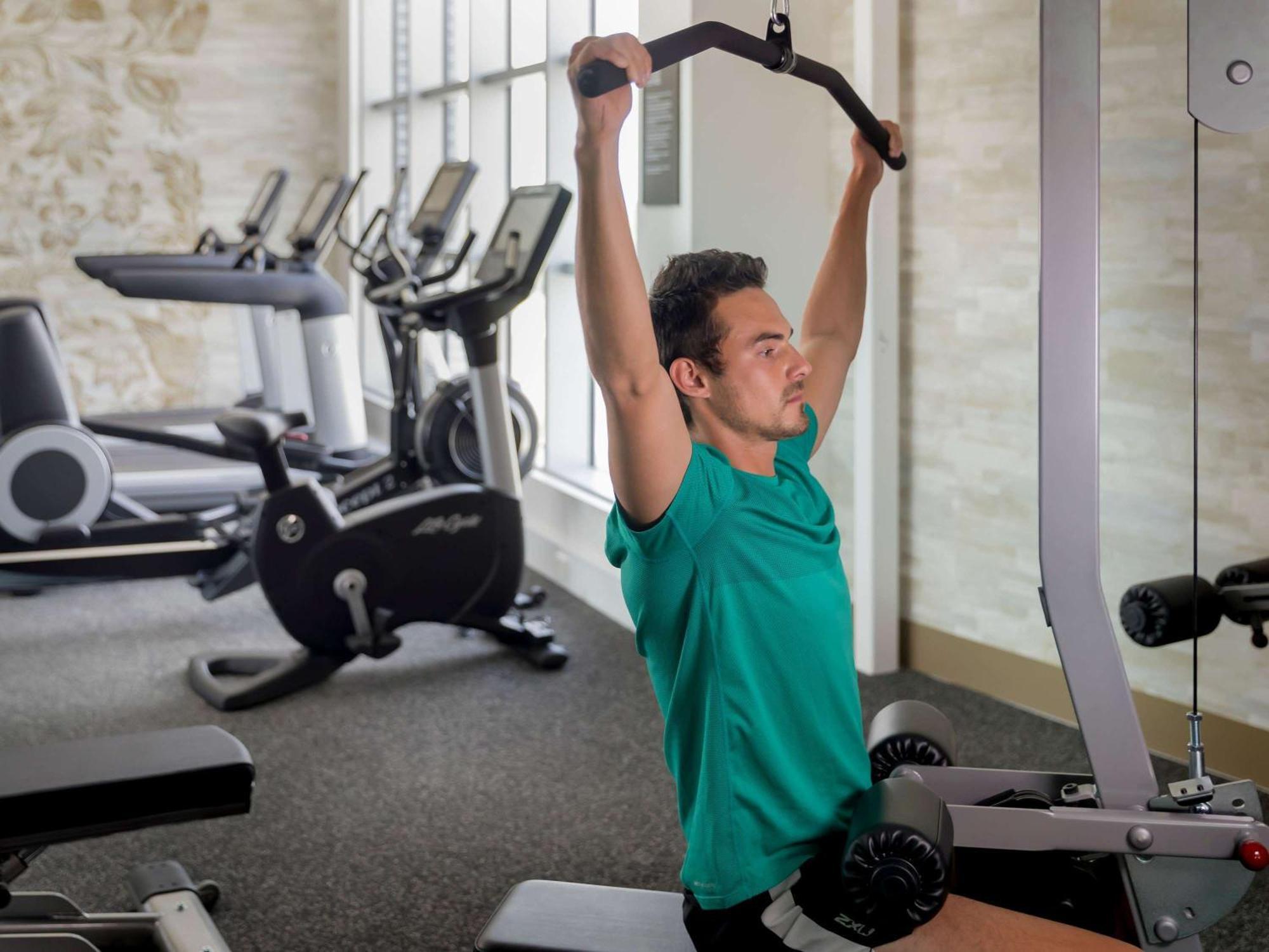 The William Inglis Mgallery Уоруик Фарм Екстериор снимка A man performing a lat pulldown