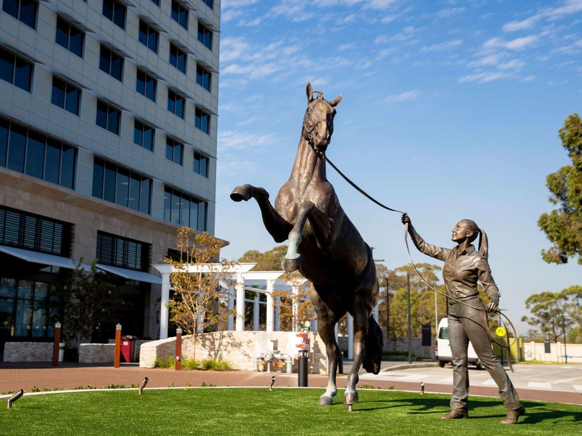 The William Inglis Mgallery Уоруик Фарм Екстериор снимка Statue of Black Caviar at the Melbourne Racing Club
